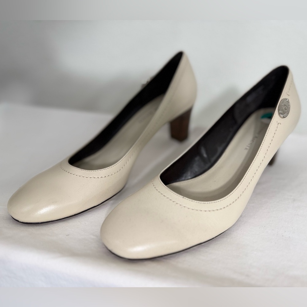Etienne Aigner Cream Heels Classic Design